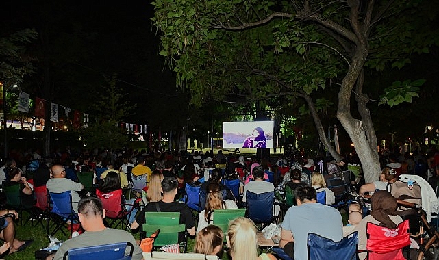 acik hava sinema geceleri manisalilara nostalji ruzgari estiriyor.jpg