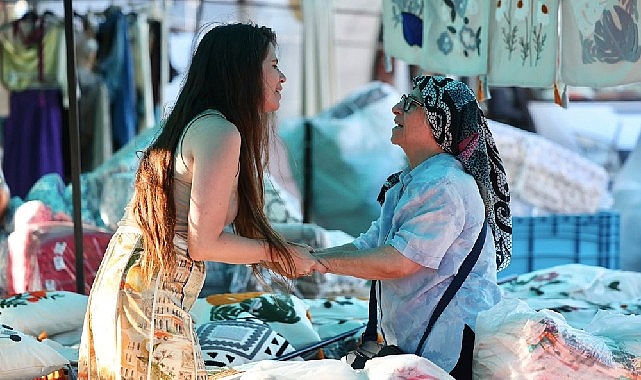 baskan lal denizli alacati pazarinda esnaf ve vatandaslarla bulustu.jpg