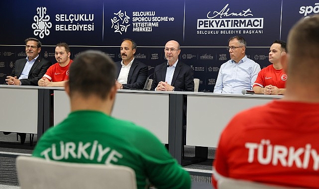 baskan pekyatirmaci down sendromlu futsal milli takimi ile bir araya geldi.jpg