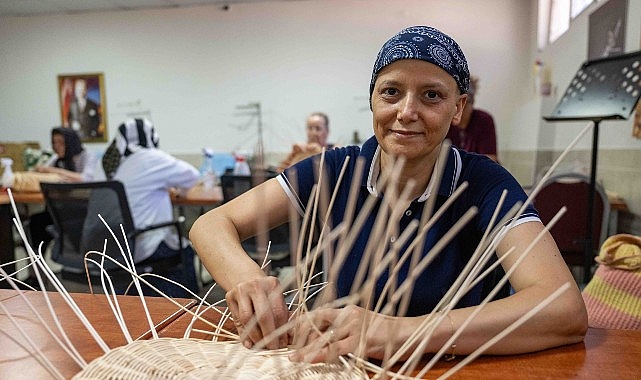 bornova belediyesinin el sanatlari kursu kanser hastasi yelize umut oldu burada hastaligimi unuttum.jpg