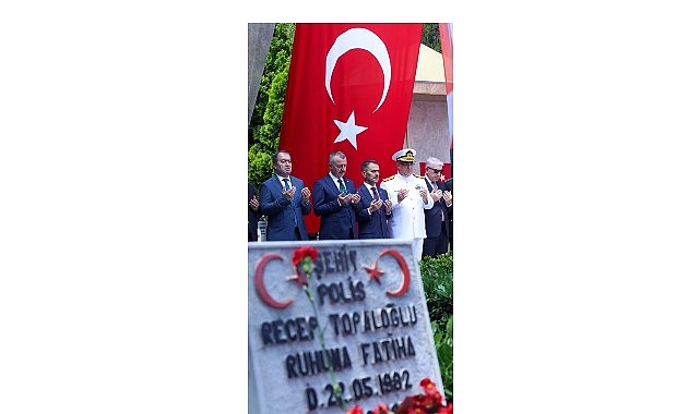 Dualar Kahramanlar Icin Yukseldi