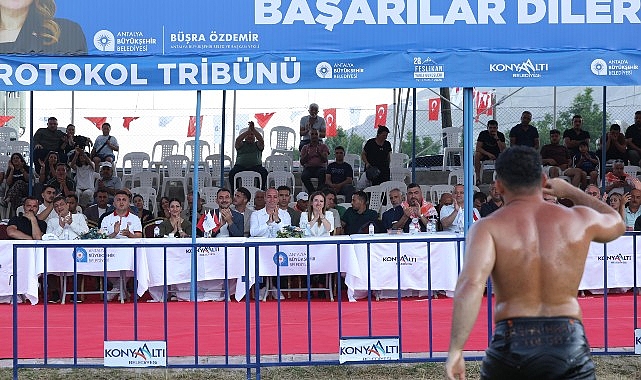 feslikan yagli pehlivan gureslerini baspehlivan erkan tas kazandif.jpg