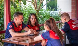 izmir itfaiyesinin ilk kadin soforu.jpg