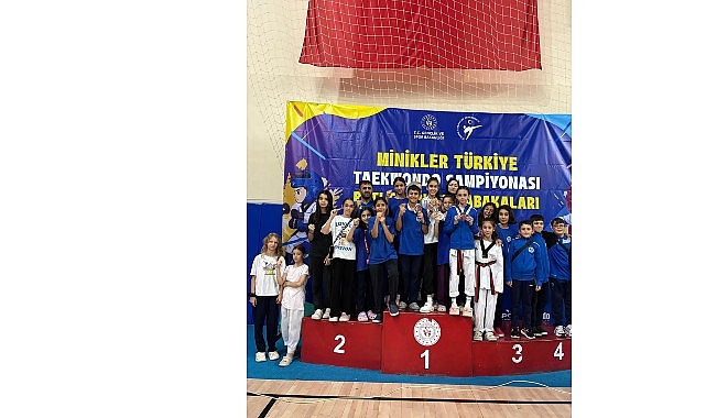 kocaelinin gururu kagitspor kursulerden inmiyor.jpg