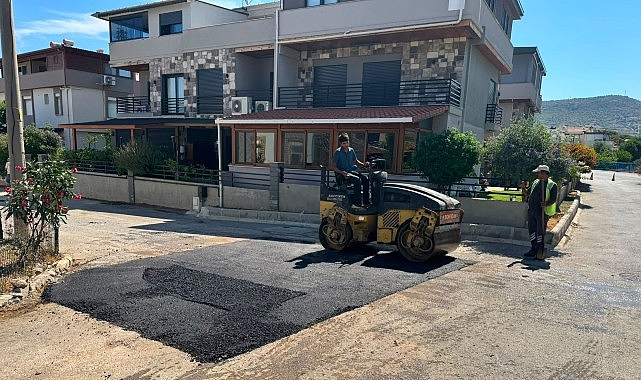 yenifoca degirmendere caddesinde asfalt calismalari tum hiziyla suruyor.jpg