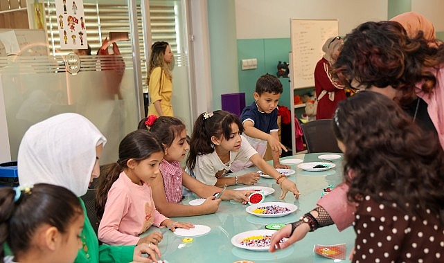 Filistinli ogrenciler ve aileleri selcuklu belediyesi gelisim ve teknoloji akademisinde.jpg