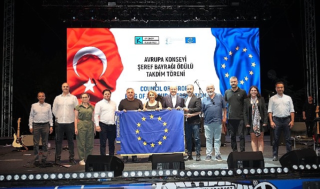 Kadikoy belediyesine seref bayragi odulu.jpg