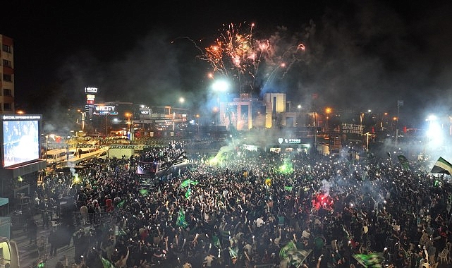 Kentin gururu kocaelispor meydana iniyor.jpg